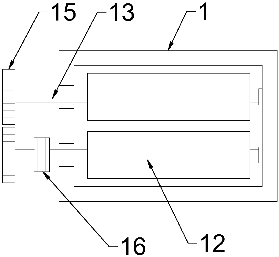 Feed crushing device with dehydration function