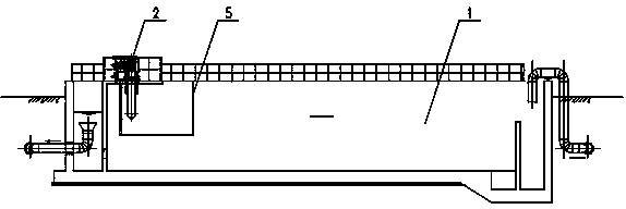 Device for removing oil slick from turbid circulating water and recovering circulating water in aluminum processing industry