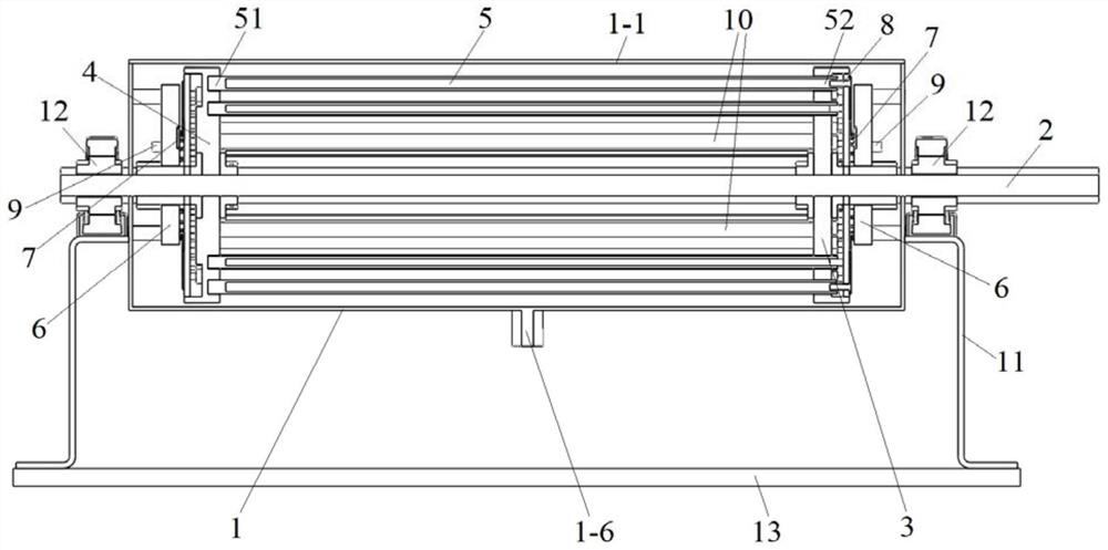 Low-temperature plasma processing device capable of realizing on-line self-cleaning and use method thereof