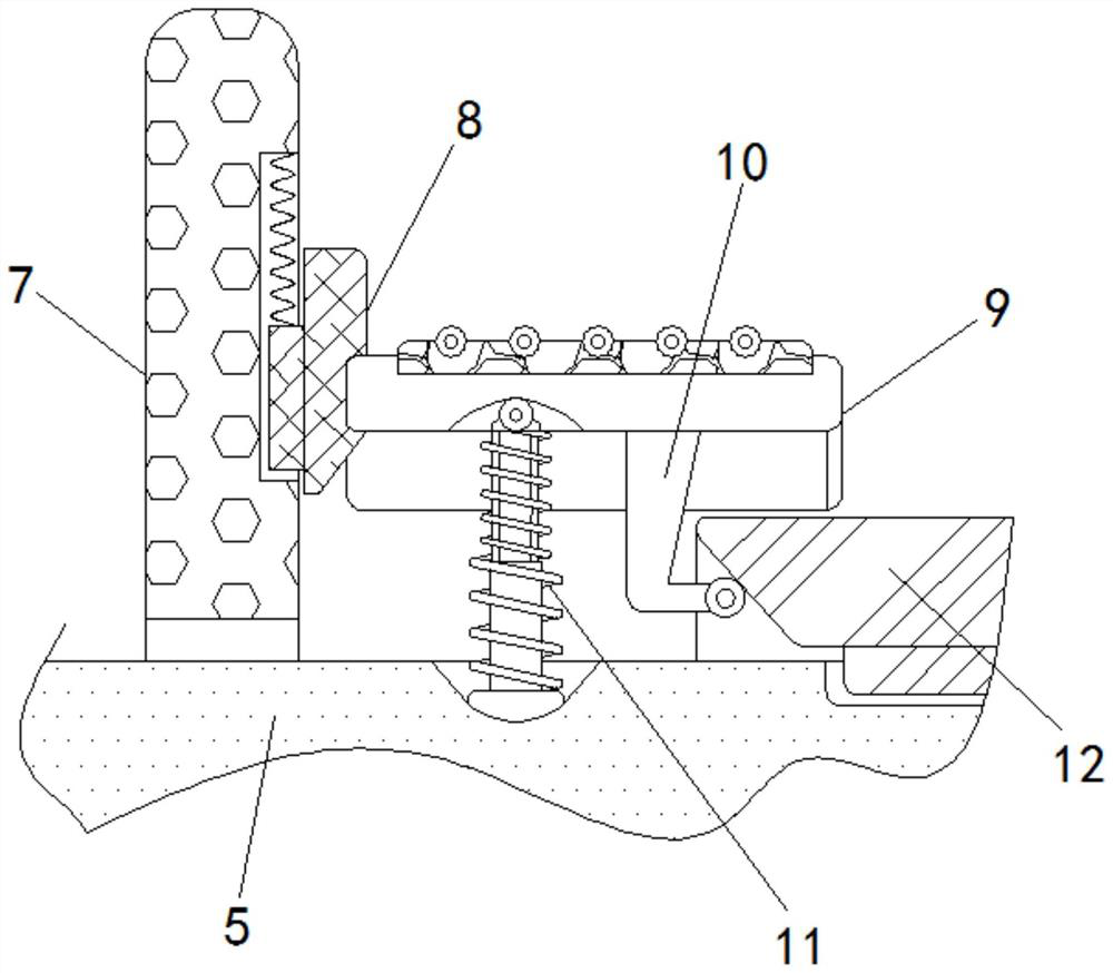 Accessory spraying device for ship deck lifting mechanism