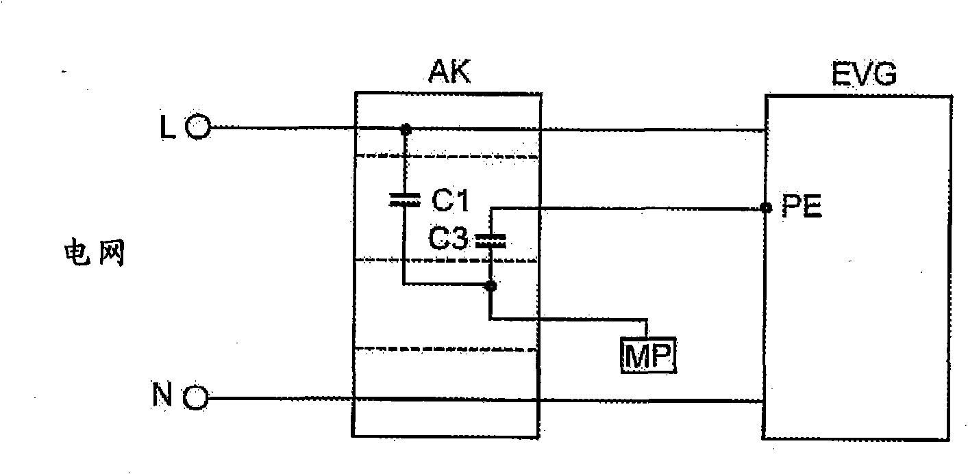 Improved applicability of lamps with electronic ballast without a protective earth conductor