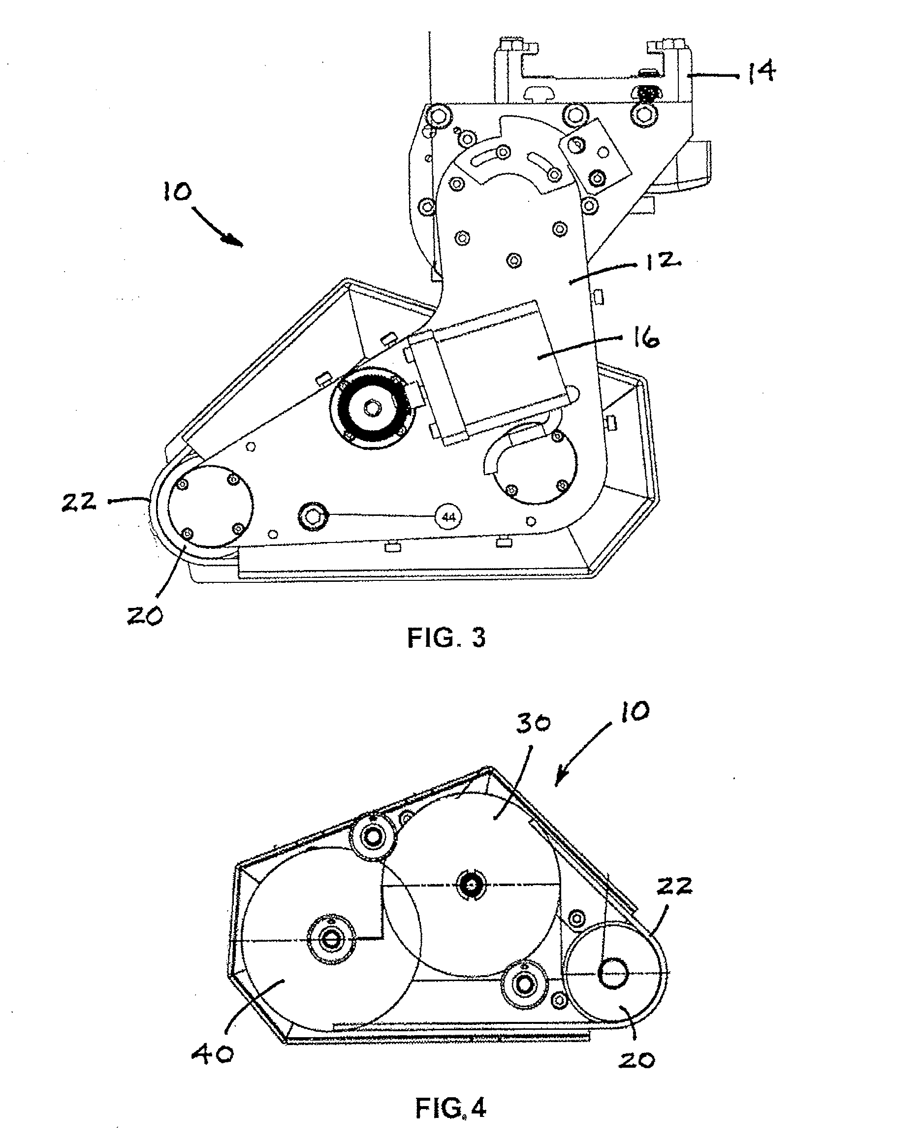 Apparatus, assembly and method for dry cleaning a flexographic printing plate carried on a plate cylinder that includes optimized cleaning functionalities