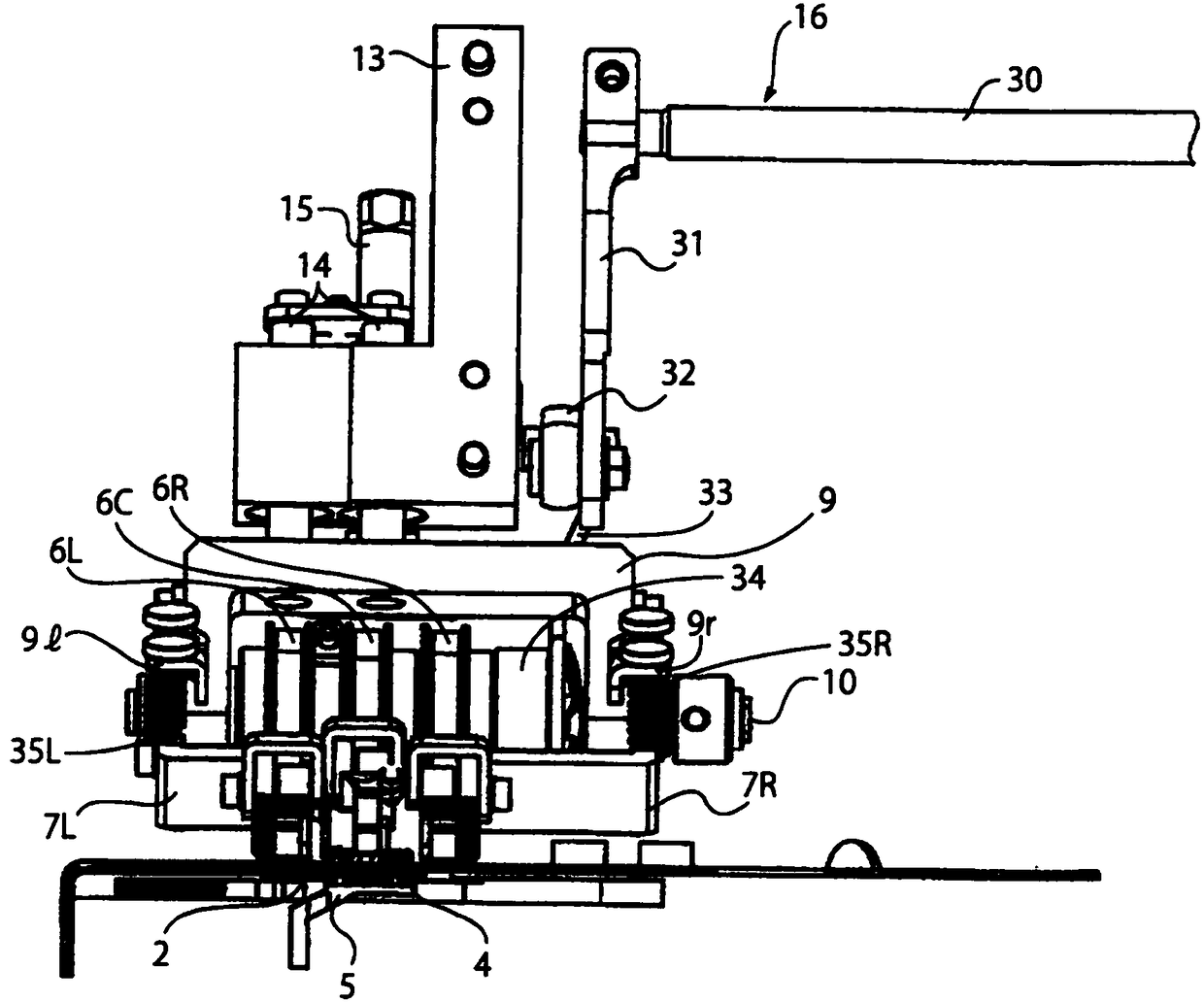 Fabric transferring device of sewing machine