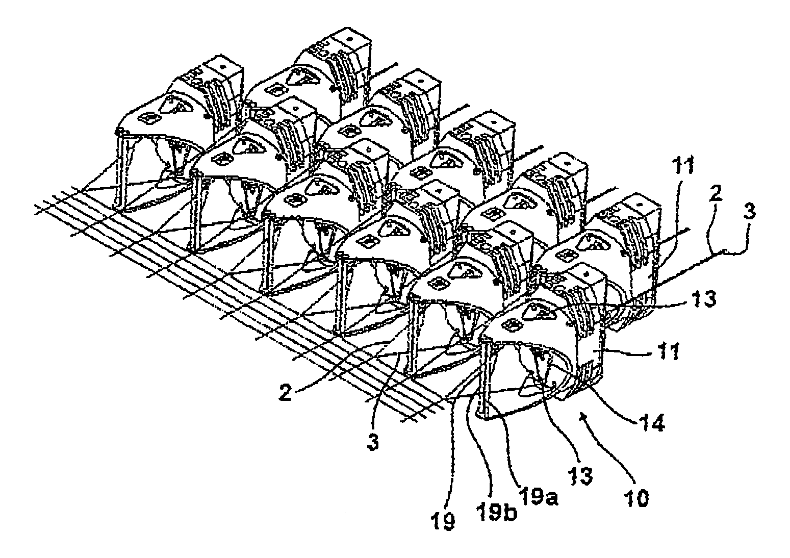Device for manufacturing a fabric, and fabric