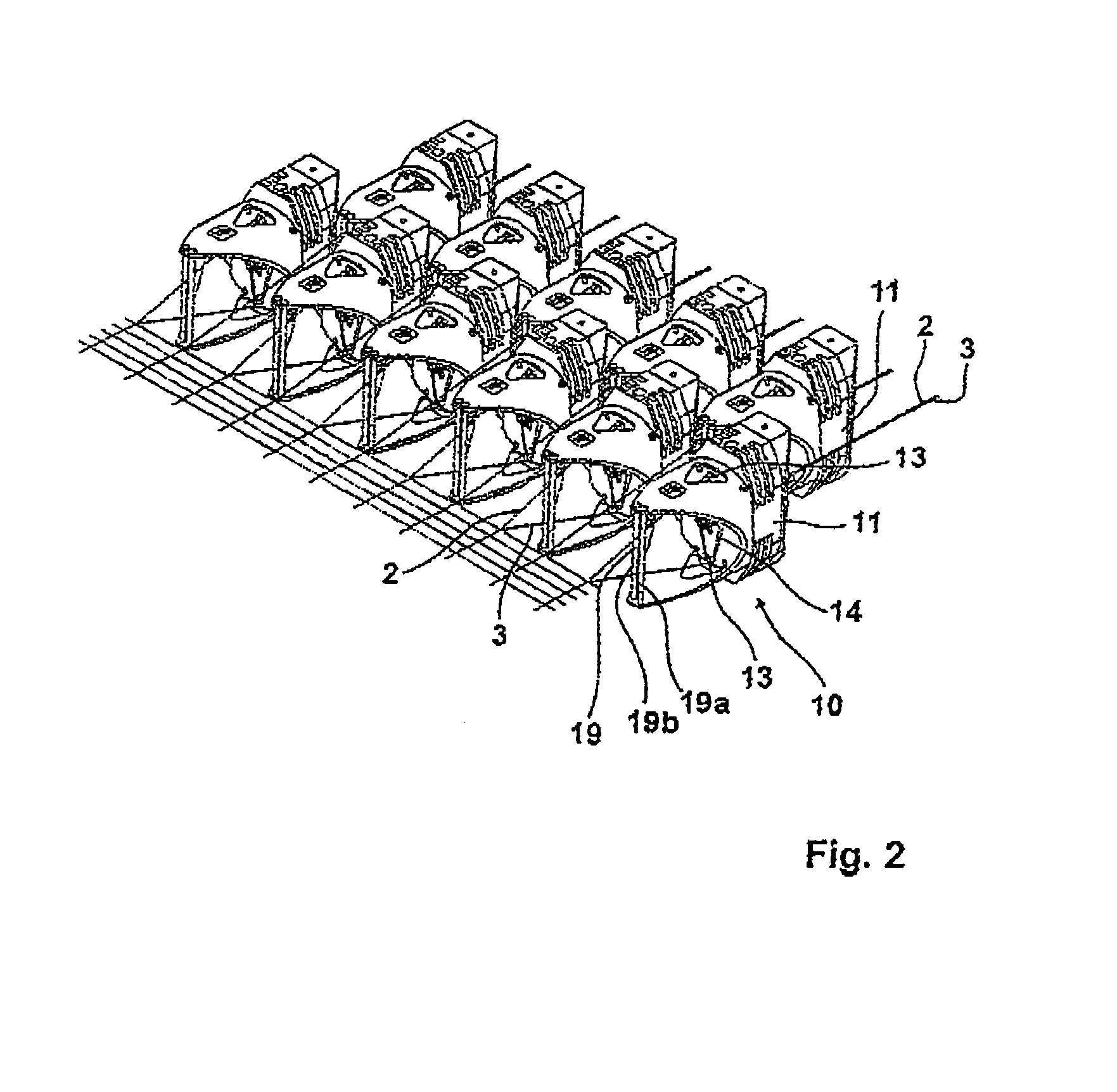 Device for manufacturing a fabric, and fabric