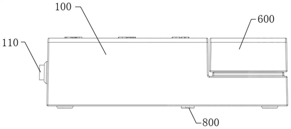 Identification device for distinguishing natural diamond, synthetic diamond and moissanite based on transmission method