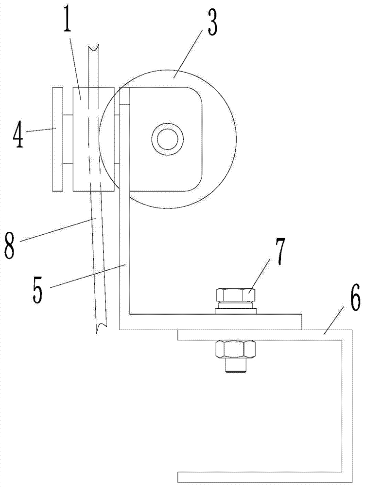 Deviation correcting device for elevator traction belt