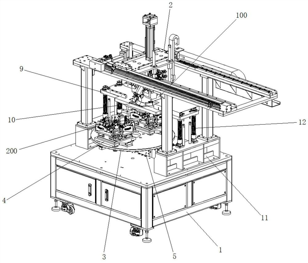 Safety helmet assembling equipment and assembling method thereof