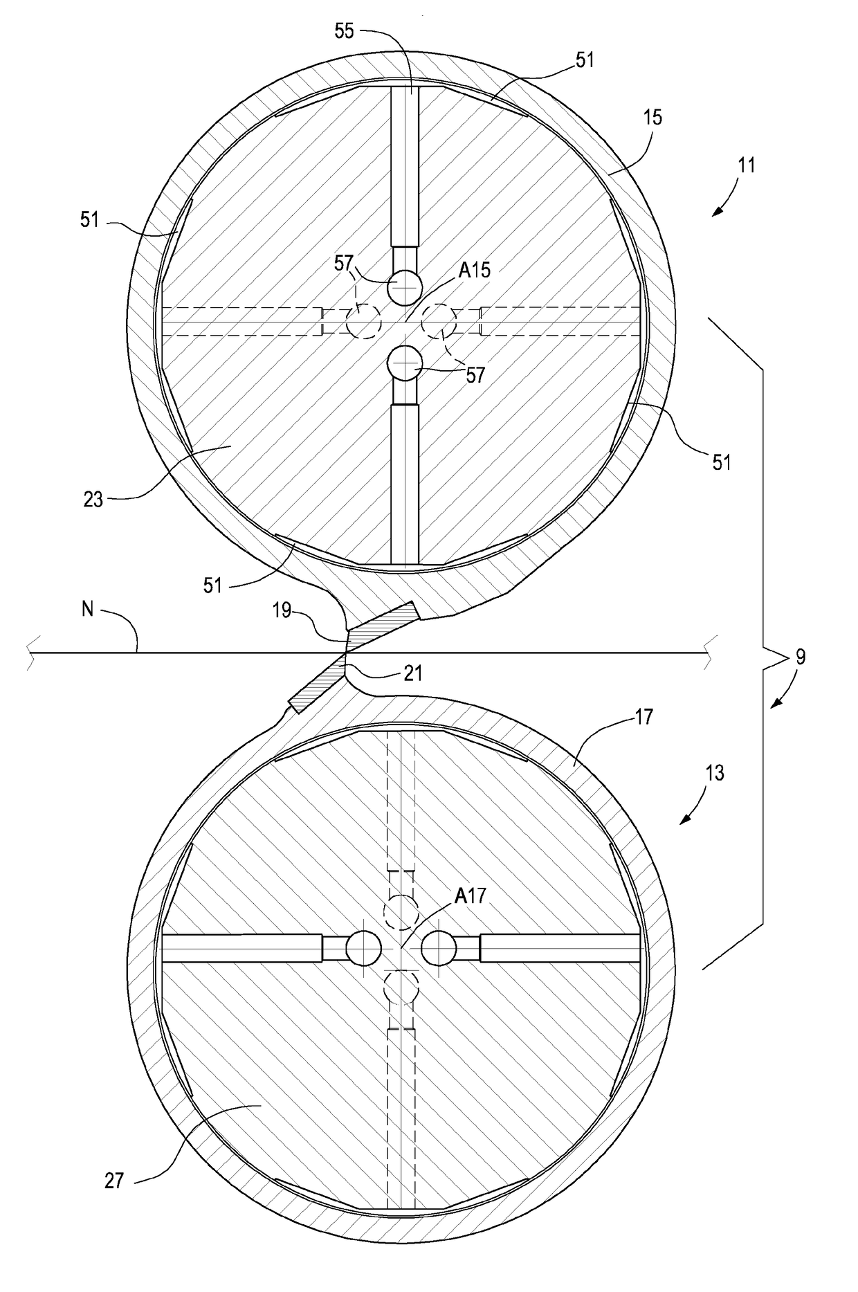 Device for transverse cutting of a web material and machine containing said device