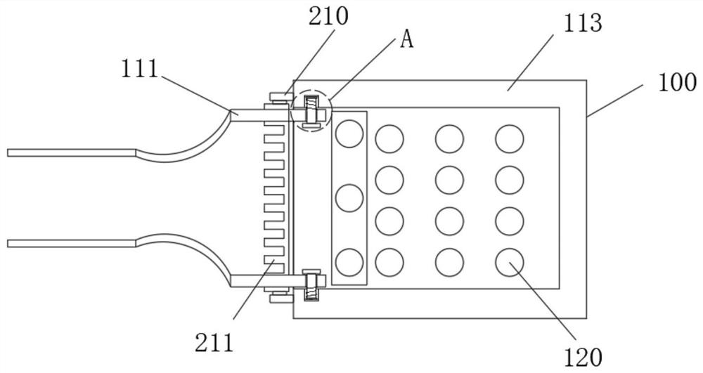 Underwater garbage cleaning and conveying device for ocean engineering