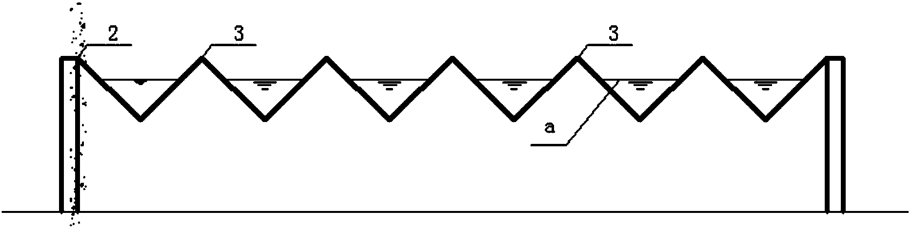 Uniform water outlet weir plate with pentagonal overflowing holes