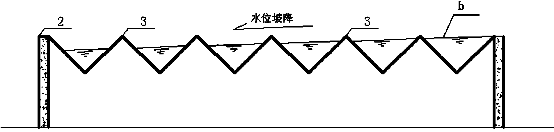 Uniform water outlet weir plate with pentagonal overflowing holes