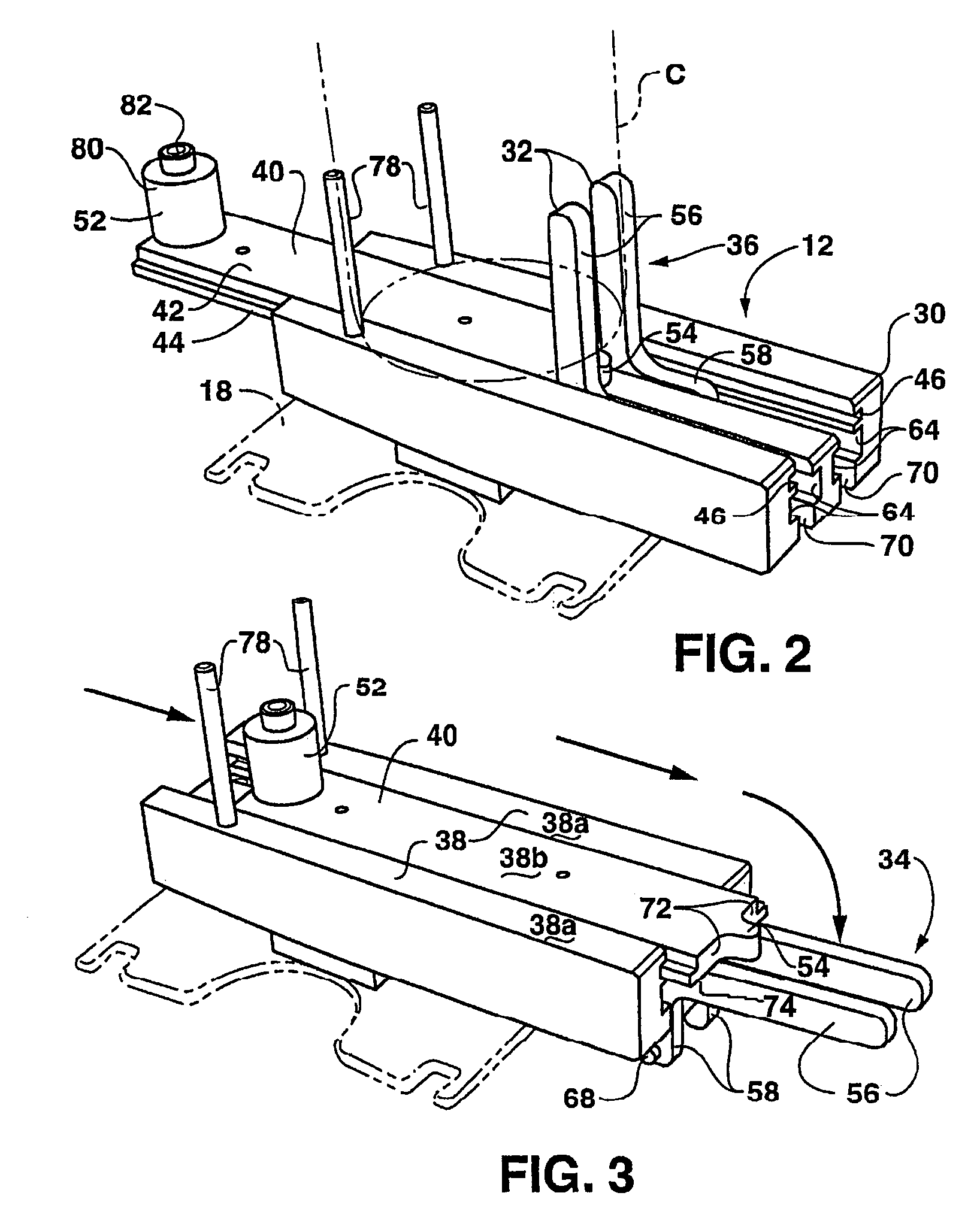 Conveyor with center-actuatable gripper, and related conveyor link