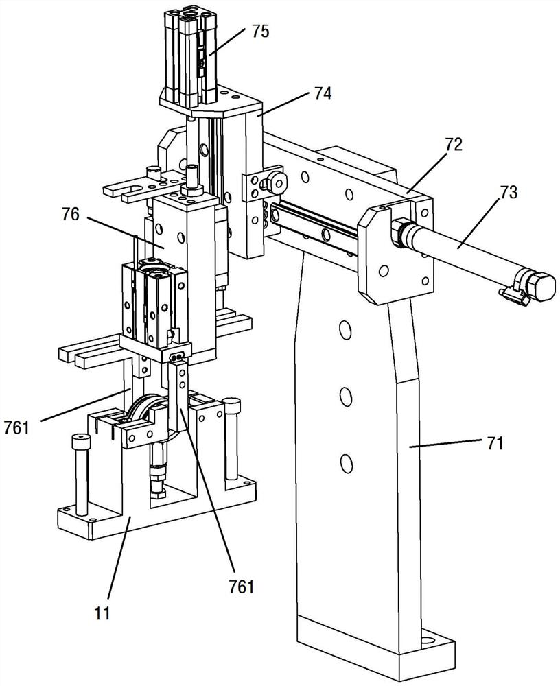 An assembly device and assembly method of an insulated cable clamp