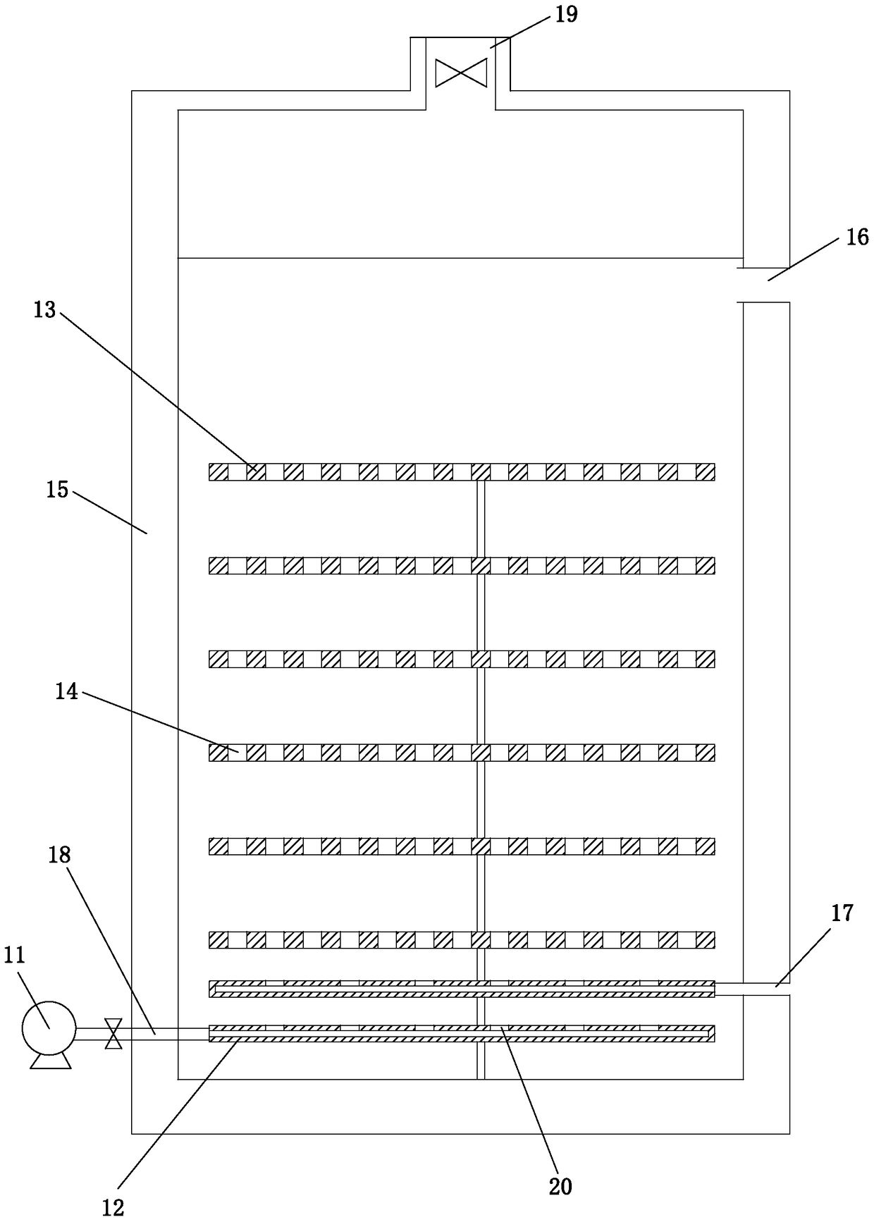 Porous plate aeration device for dispersing air bubbles in water