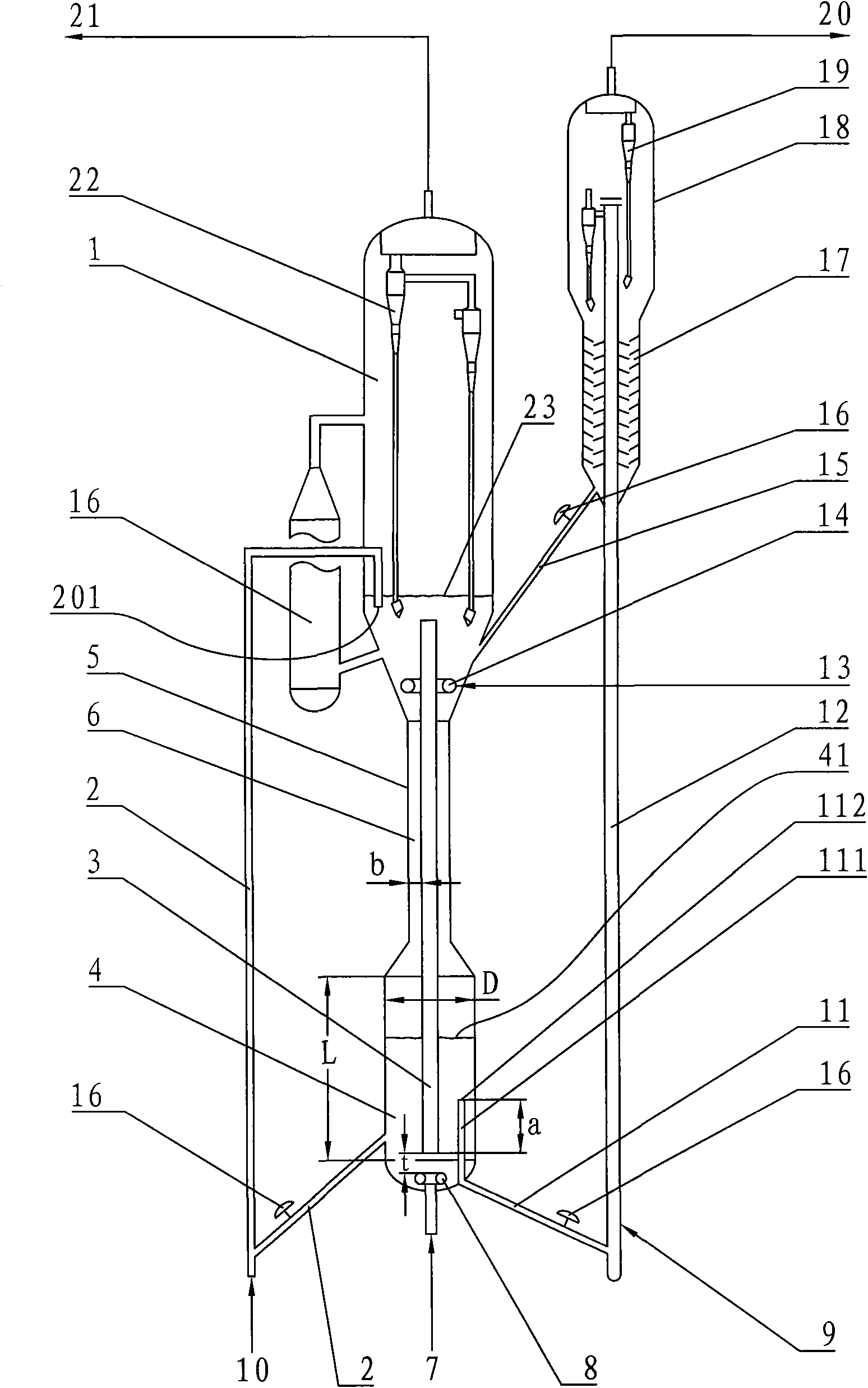 Device and method for reducing the temperature of catalytic cracking regenerated catalyst