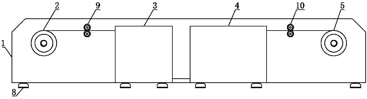 Device for treating yarns by applying plasma technology