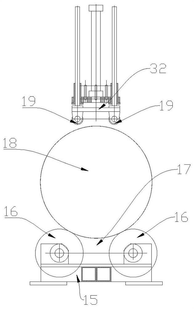 Girth welding device and girth welding method for tubeless engineering rims