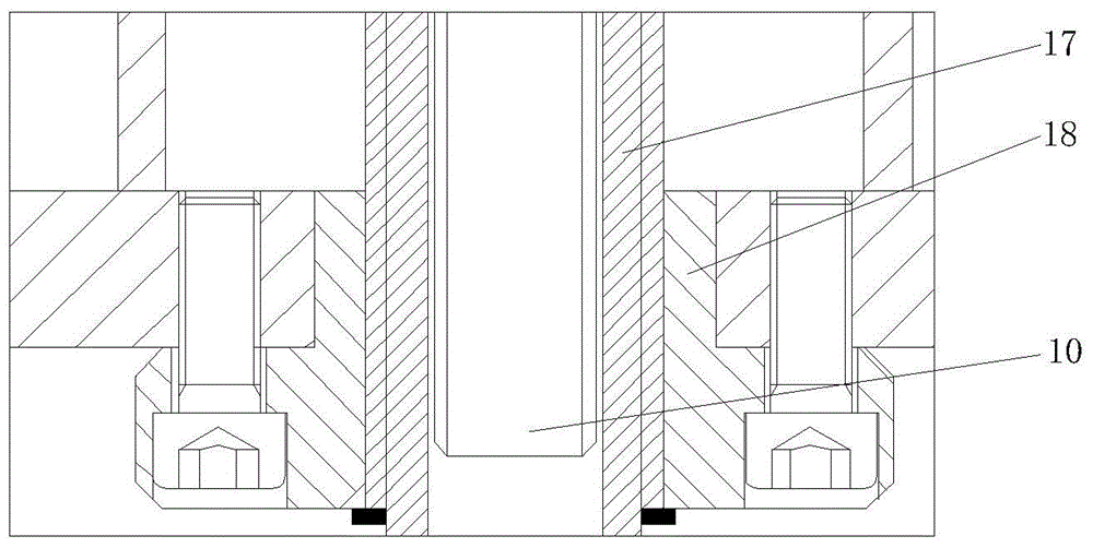 An automatic compacting device for solid particle packing