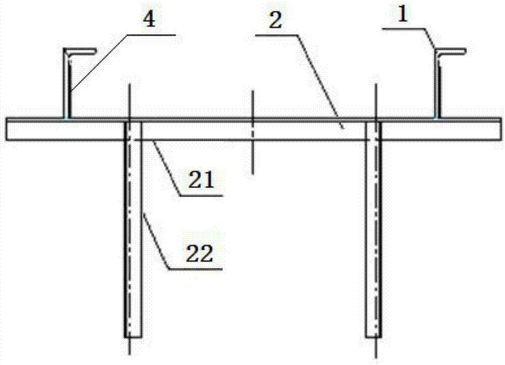 Construction method for hoisting double rows of tank top beams synchronously