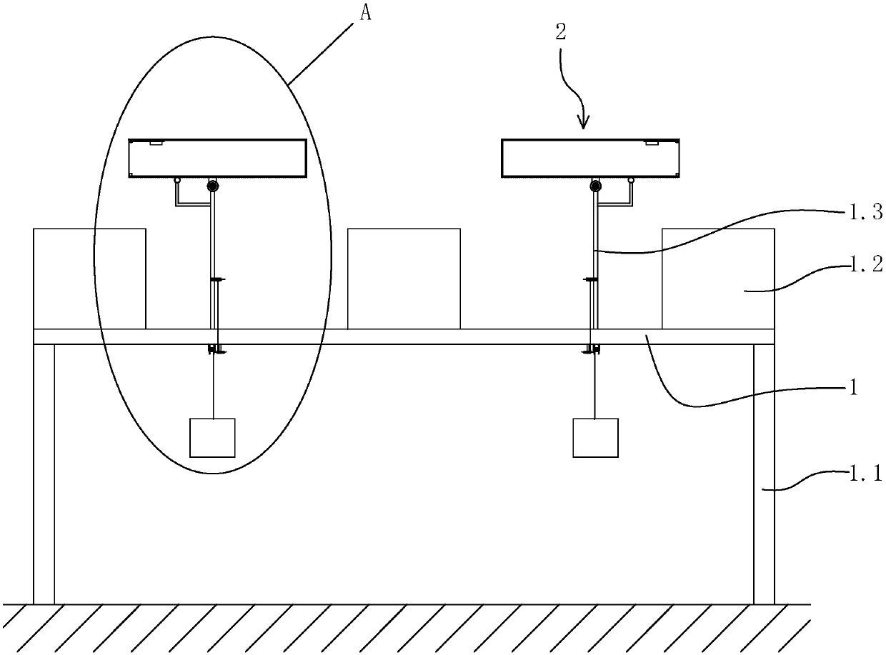 Bottom sinking type centralized collecting device using hole entering habit of sepiella maindroni