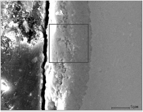 Salt bath niobium infiltrating agent and niobium infiltrating method for metal titanium surface