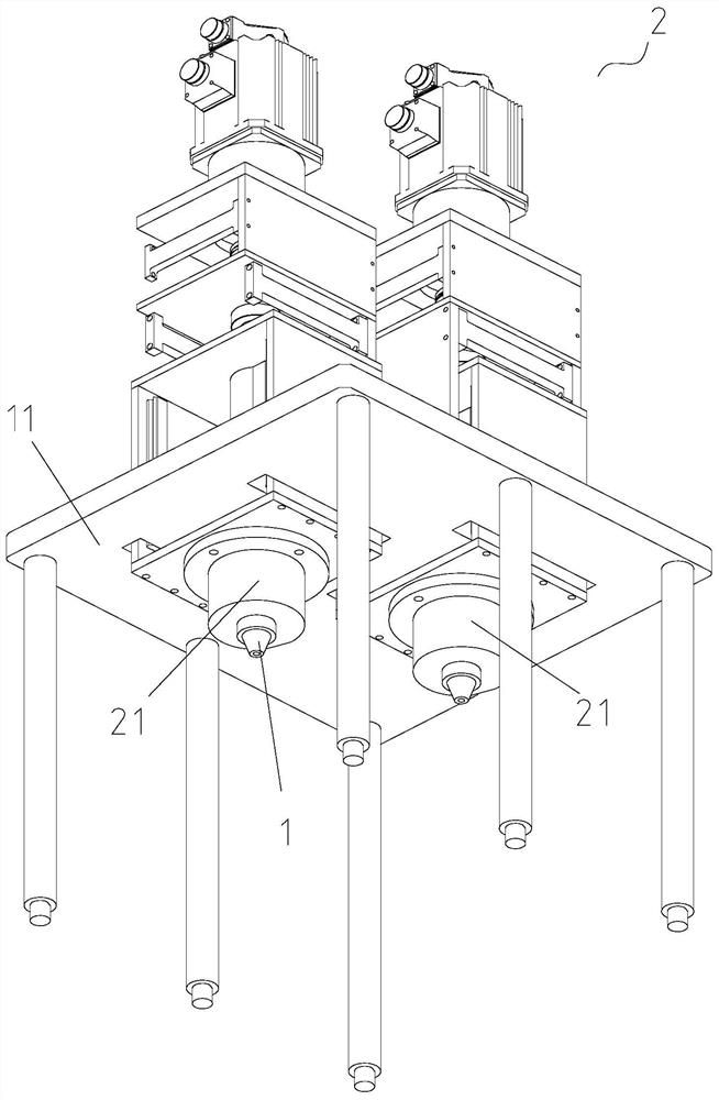 Riveting device and assembly line with same