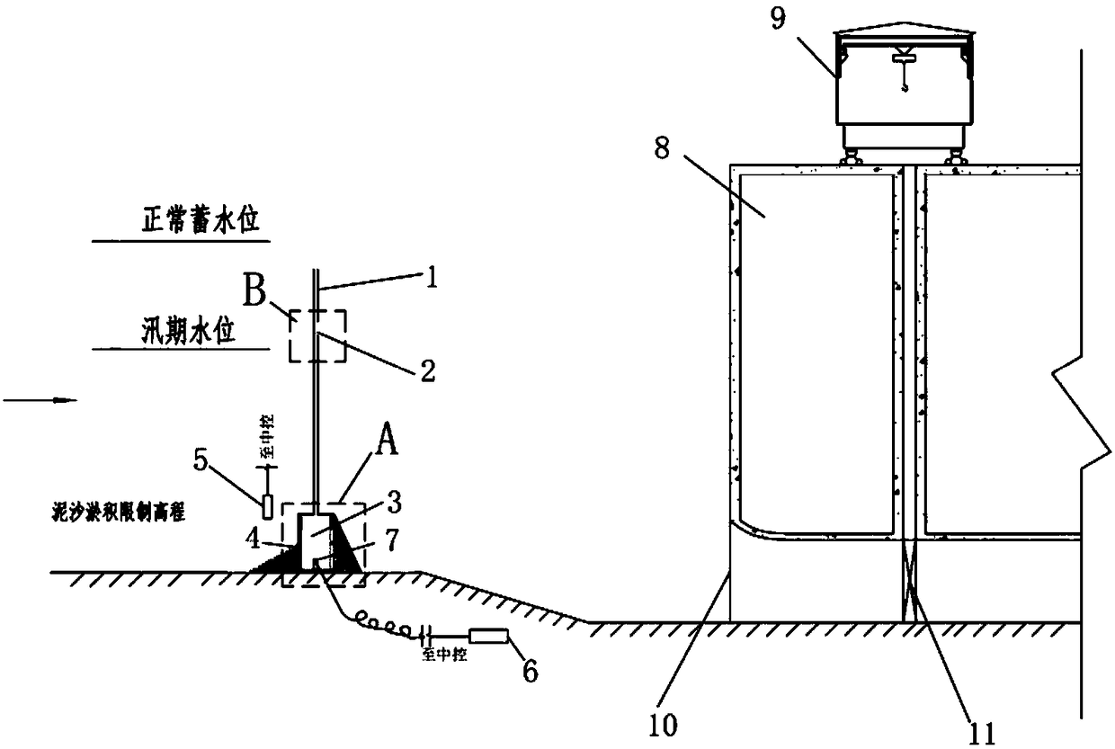 Built-in draining pump diving type sand blocking weir for preventing silt from entering water intake