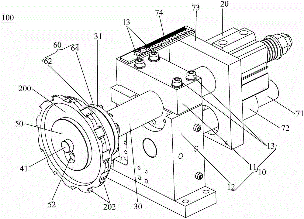 Saw blade carrier clamping device with self-centering
