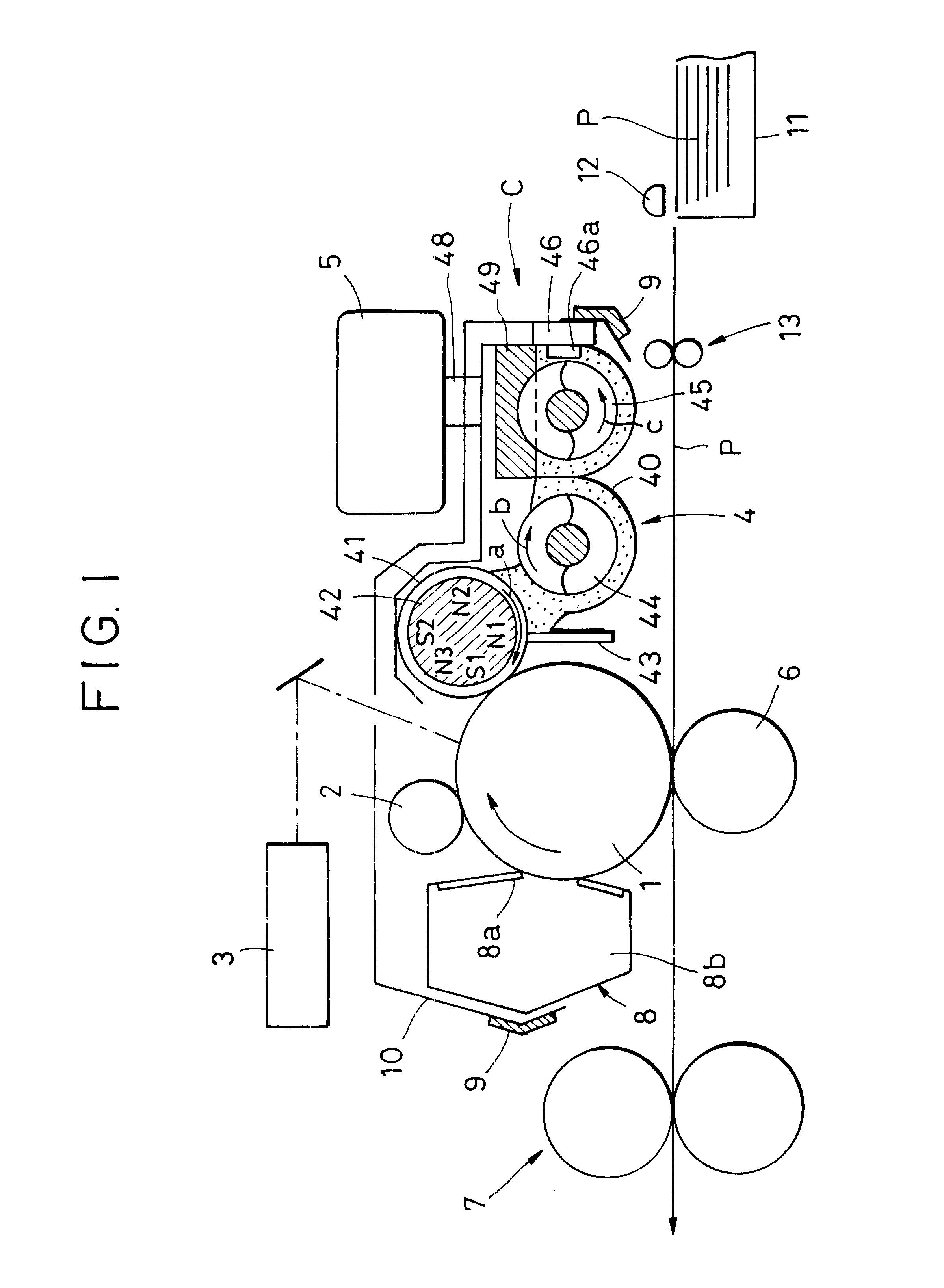 Developing device and image forming apparatus having a restricted developer surface level feature