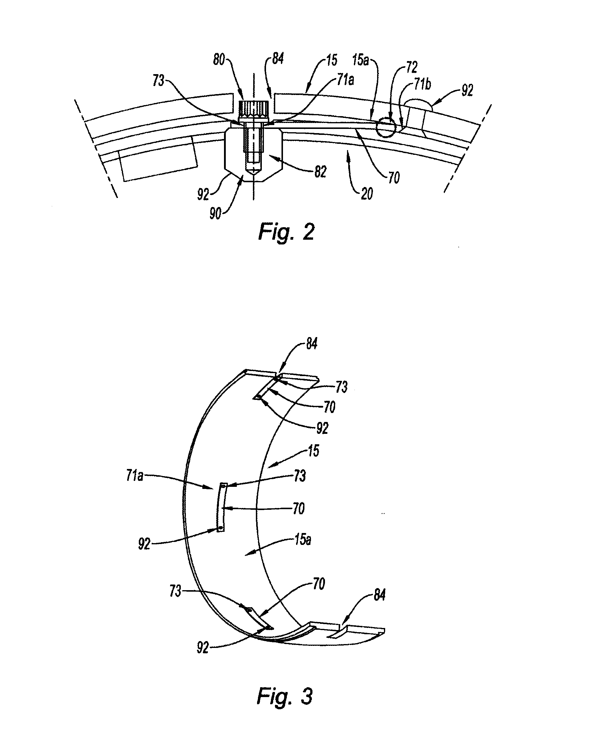 Method for mounting shielding on a turbine casing, and mounting assembly for implementing same