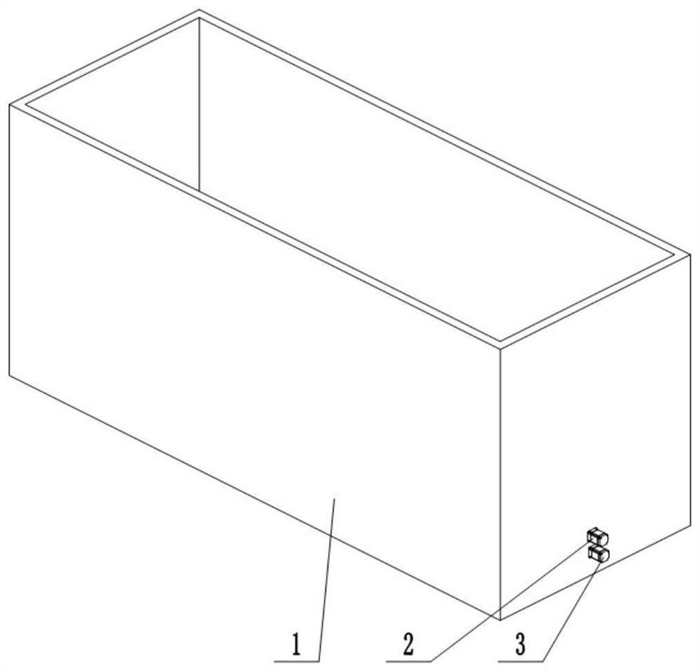 Self-cleaning water distribution device