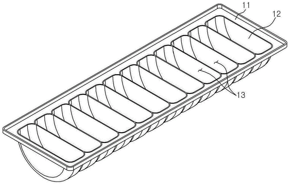 Refrigerator including ice tray and ice tray and manufacturing method for ice tray