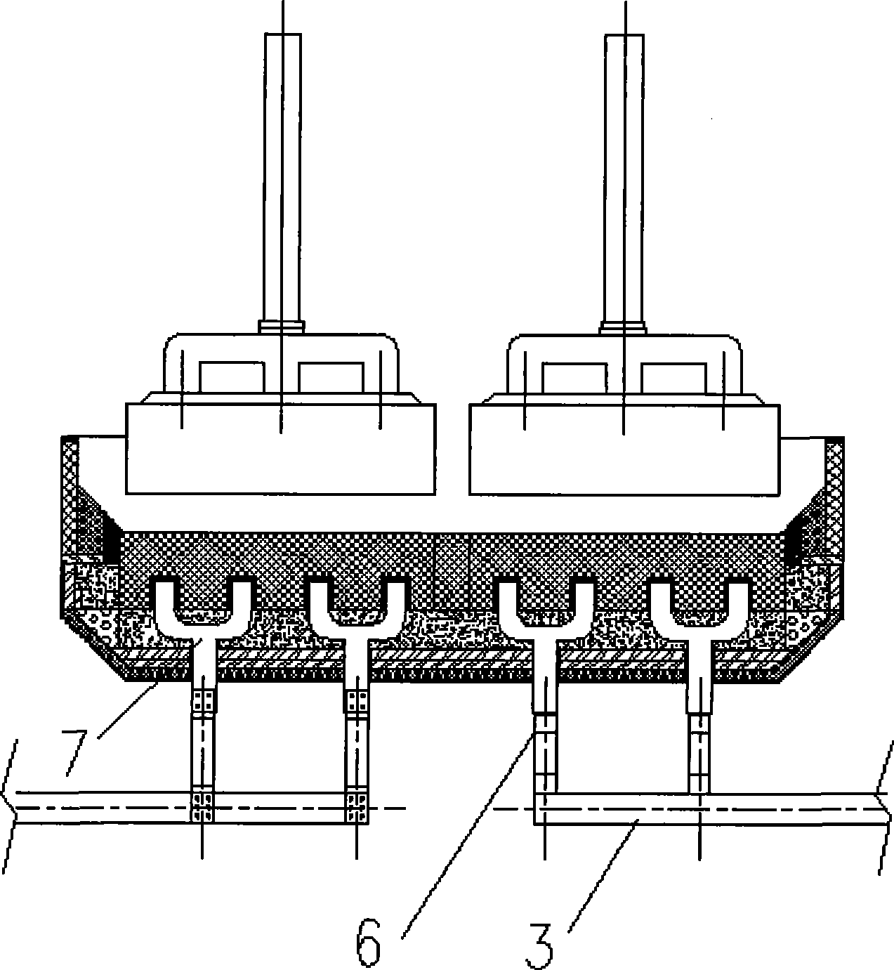 Aluminum cell bus-bar compensation structure with outlet at cell bottom