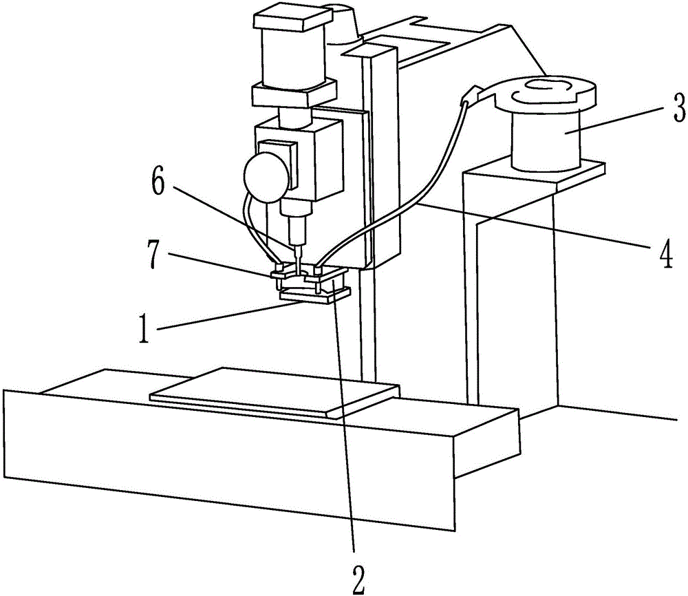 Alternating nail-feeding device for chassis squeeze riveter and operating method thereof