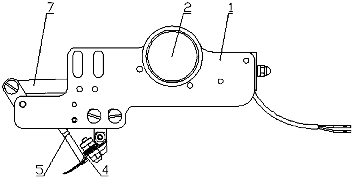 A kind of sewing machine and thread pulling device thereof