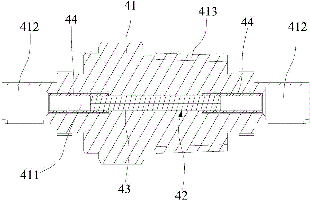 Closed type optical fiber pass-through device and processing method thereof