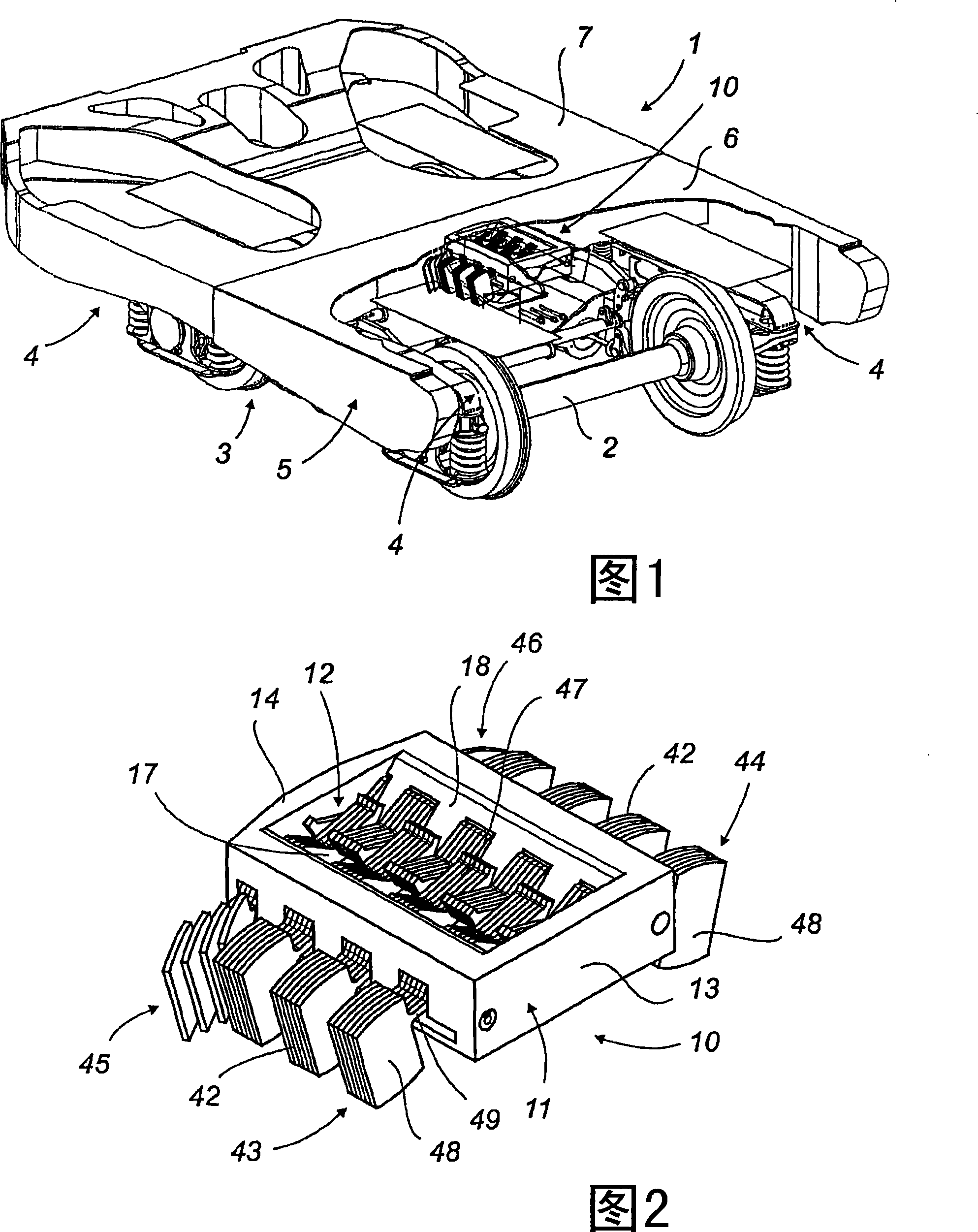 Device for lateral self-centering support and immobilization on a railway structure of a semi-trailer kingpin