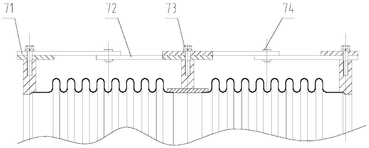 Expansion joint with displacement real-time monitoring function and large displacement compensation