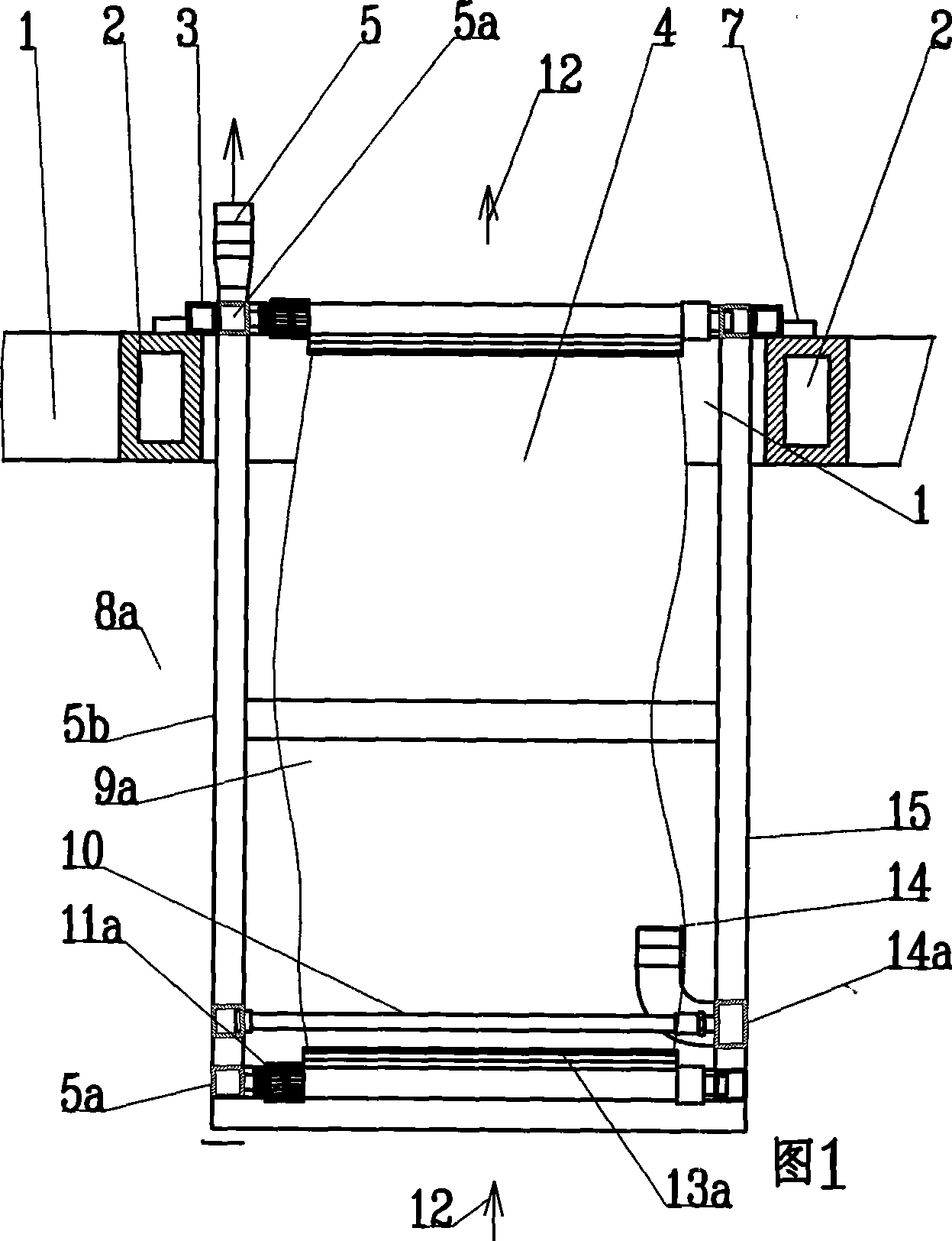 Water purifying device and system for hanging swinging type biochemical reactor