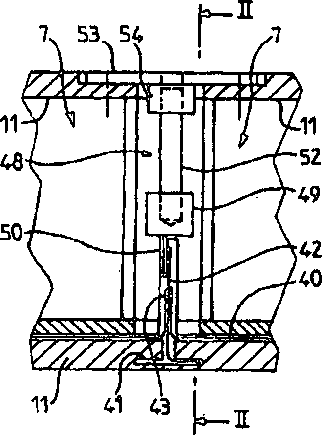 Sealed, thermally insulated tank with compression-resistant non-conducting-heat elements