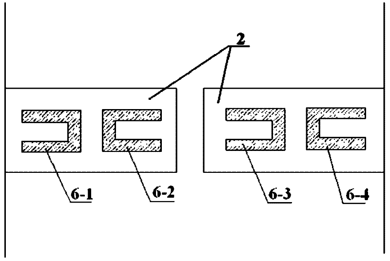 An acceleration sensor chip with a composite multi-beam structure and its manufacturing method