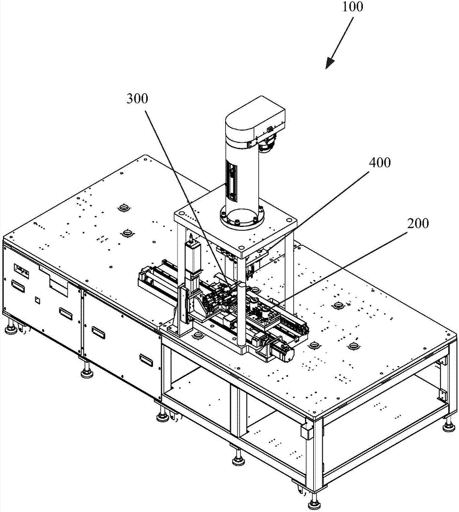 Automatic rotor iron core assembling device and motor manufacturing equipment having same