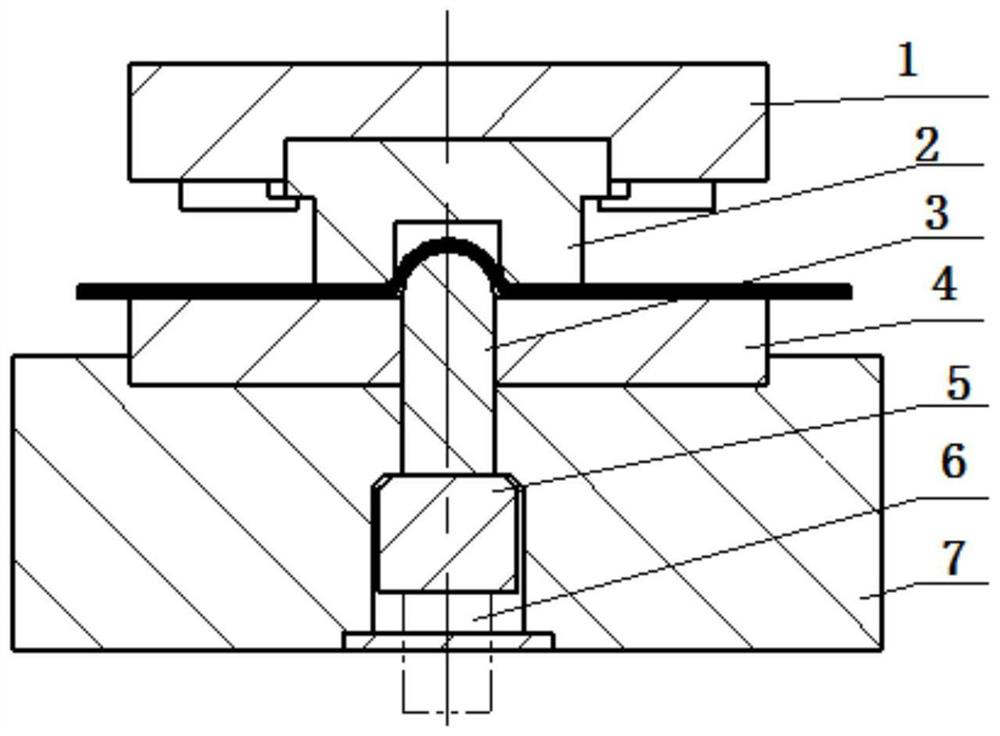 Thin plate covering part reinforcing rib forming die and method
