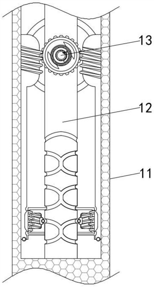 Auxiliary mechanism for automatically adjusting gap between vibration tables for clay sand horizontal molding machine