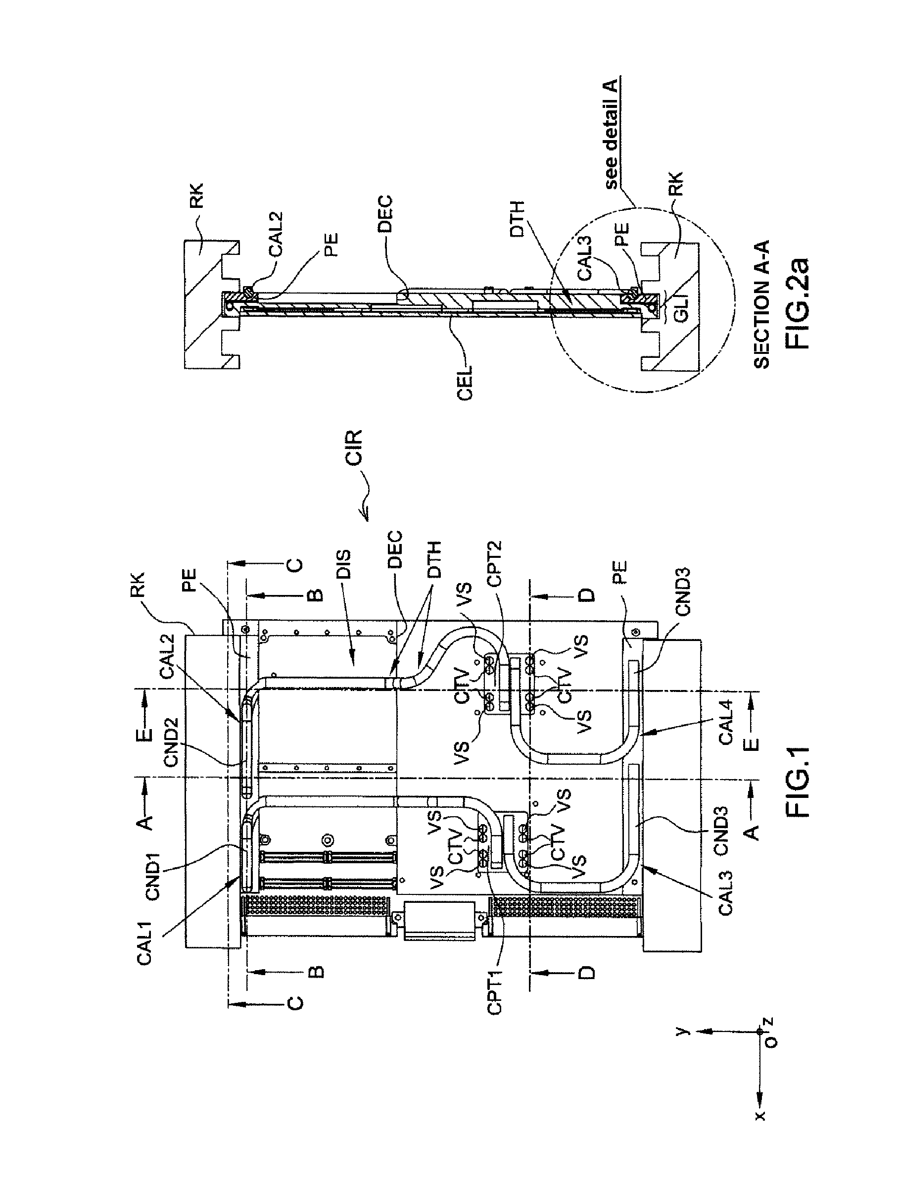 Device for cooling an electronic card by conduction comprising heat pipes, and corresponding method of fabrication