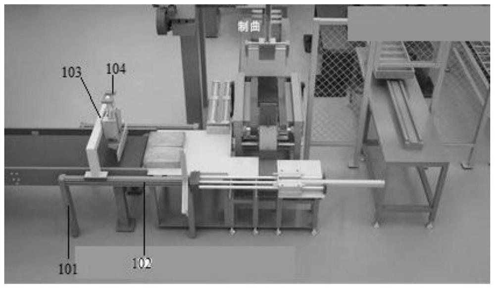 Distiller's yeast receiving device, intelligent distiller's yeast carrying production line and distiller's yeast block carrying method