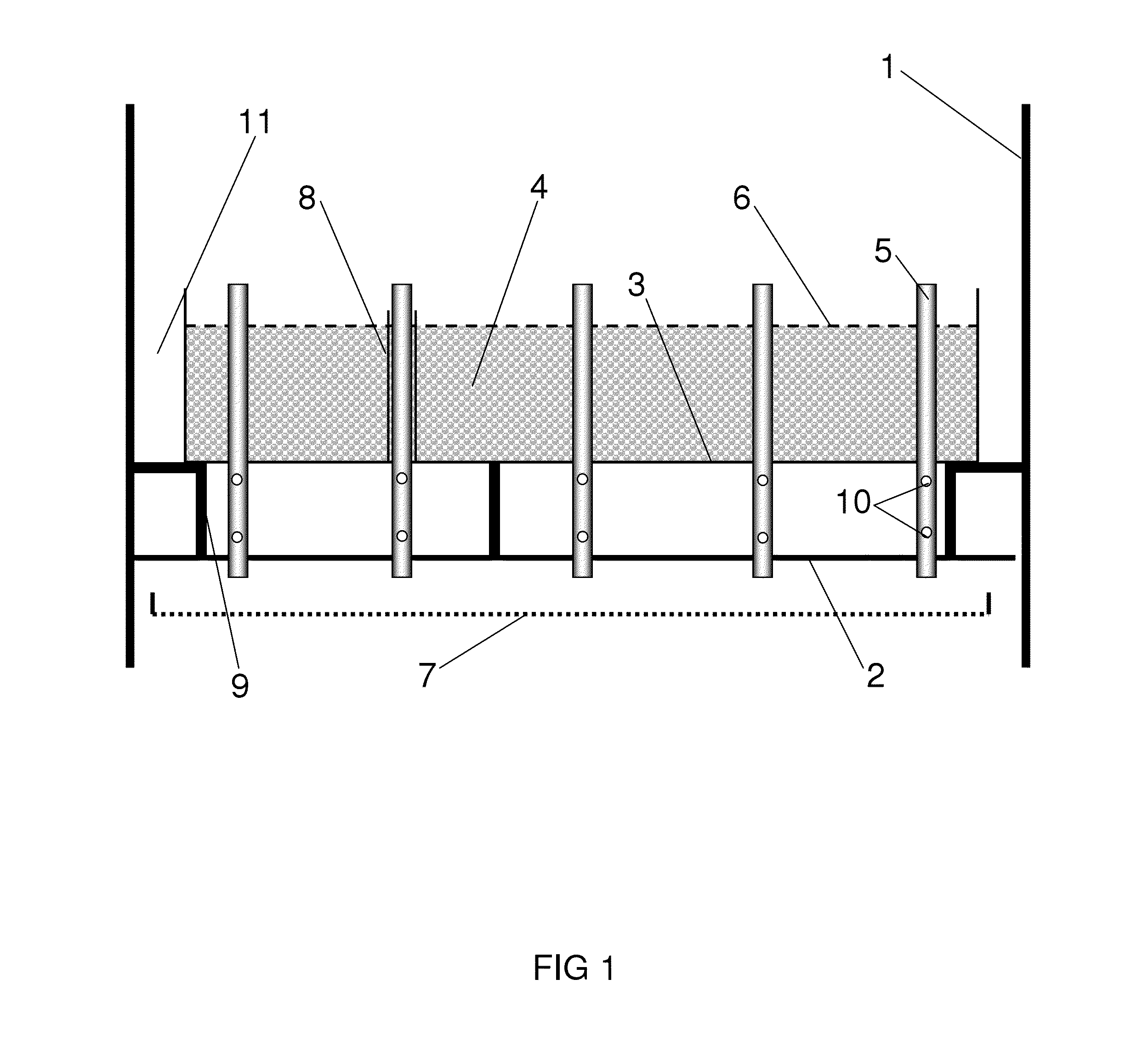 Filtering distributor plate for supplying a fixed bed reactor having a co-current downflow of gas and liquid for the treatment of heavy clogging feeds