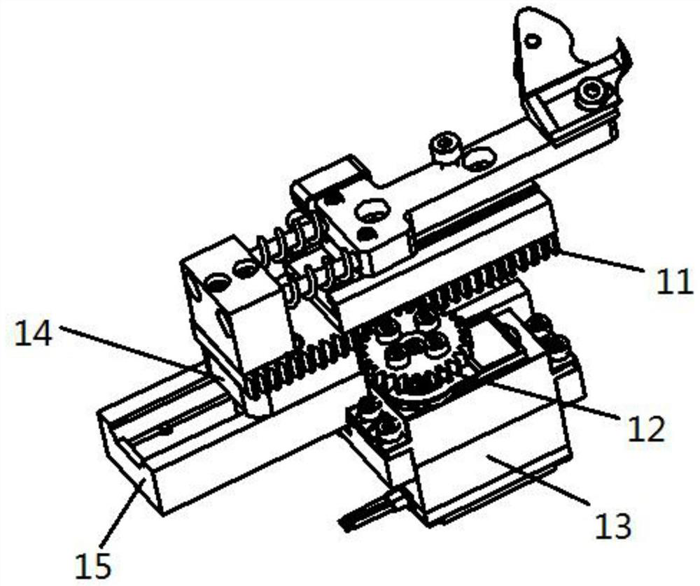 Self-adaptive feeding structure used on rubber tapping mechanism