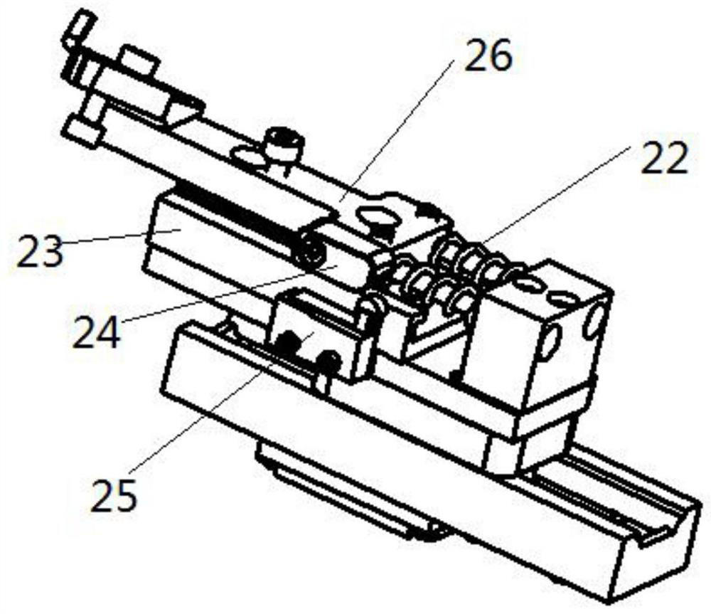 Self-adaptive feeding structure used on rubber tapping mechanism